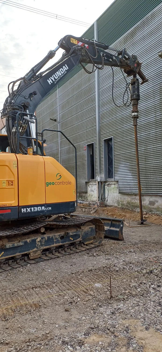 Helical piles for an industrial warehouse in Canelas