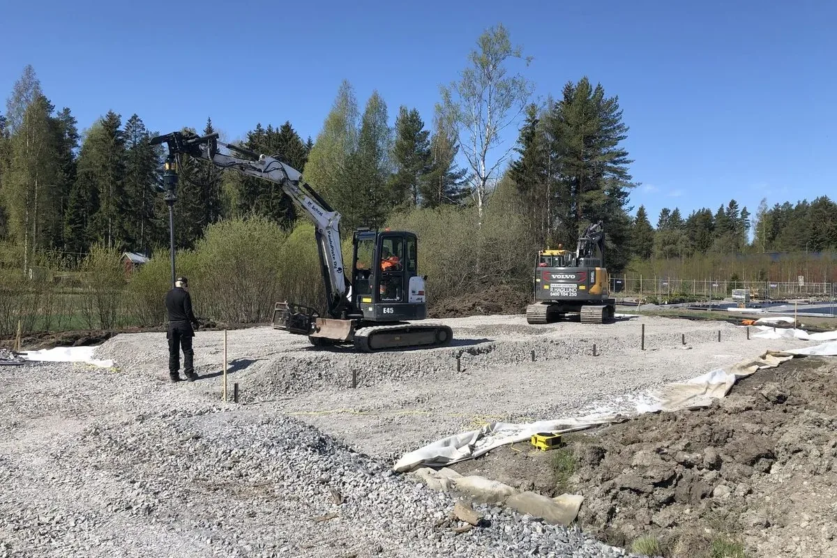 Helical pile foundation for greenhouses with geotextile, Porvoo