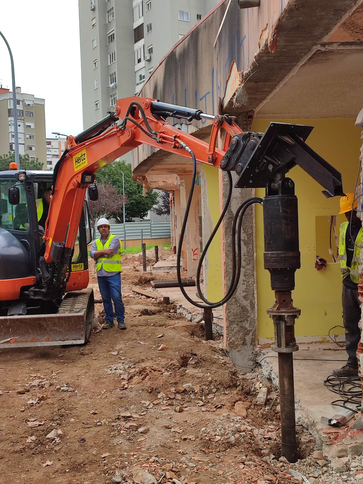 Underpinning with helical piles beneath an existing building in Alfornelos