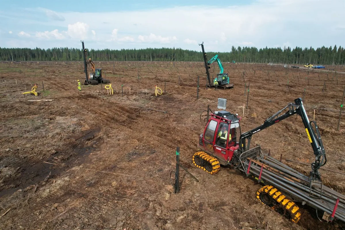 Helical pile installation at Hallanvahti solar park, Finland