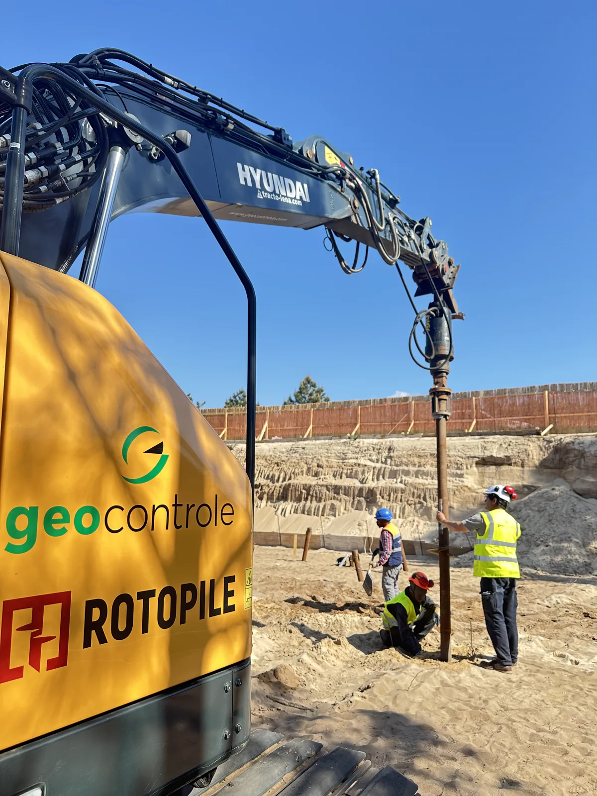 Rotopile/Geocontrole rig installing helical piles at Herdade do Pinheirinho